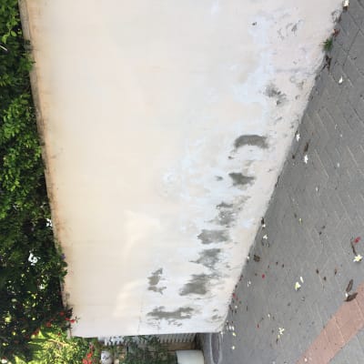 קיר עם כתמי צבע על מדרכה