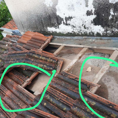 תיקון גג רעפים עם אריחים שבורים ועץ חשוף