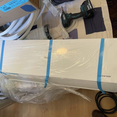 יחידת מיזוג אוויר עם כיתוב 