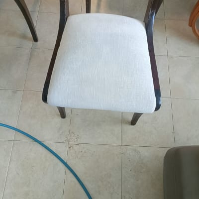 כיסא עם ריפוד בהיר על רצפת אריחים