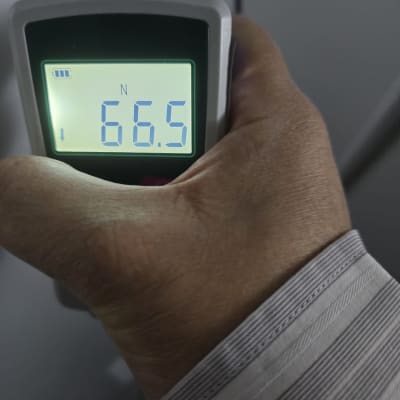 מד לחות דיגיטלי מציג ערך 66.5