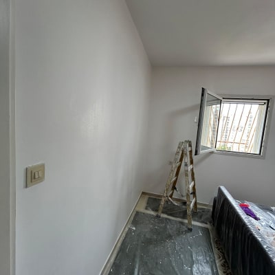 סולם וחדר צבוע עם קיר לבן