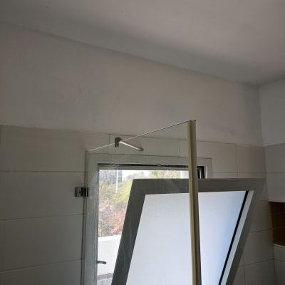 קיר צבוע בלבן ליד חלון פתוח