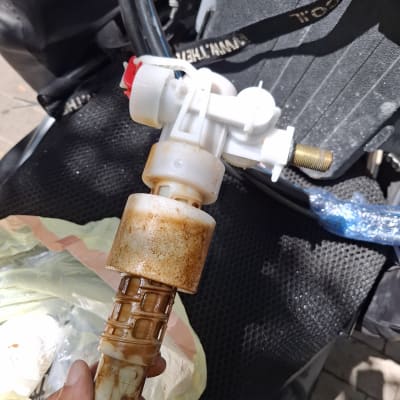 שסתום פלסטיק עם צינור ביד של אינסטלטור