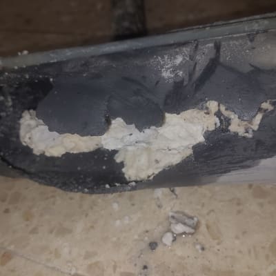 חלק שבור של דוד שמש עם חומר מבודד חשוף