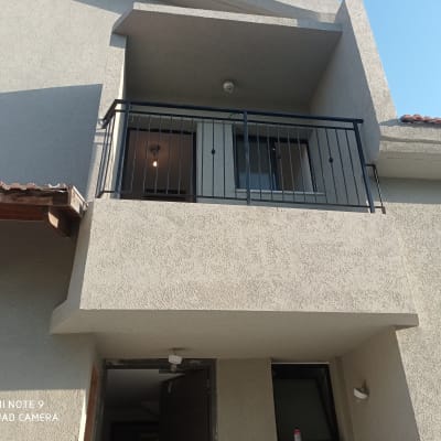 מרפסת עם מעקה מתכת שחור