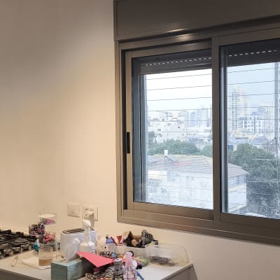 חלונות אלומיניום במטבח עם נוף עירוני