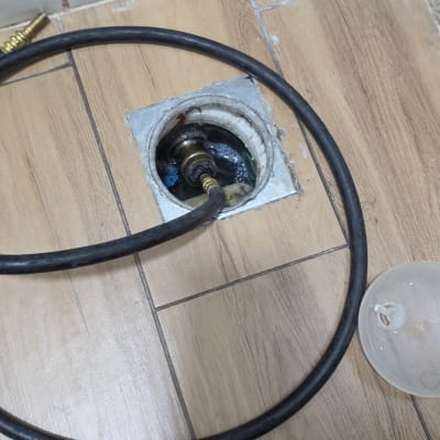 איתור נזילה בבית באמצעות חיבור ציוד בדיקה לפתרון ניקוז ברצפה