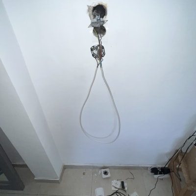 כלי עבודה חשמליים, שקעים וחוטים על הרצפה