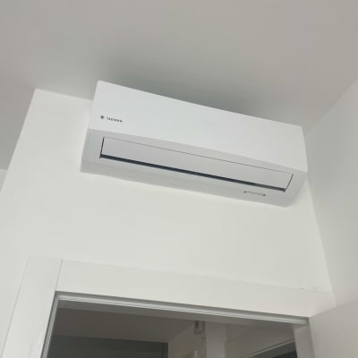 מזגן מותקן על קיר גבס לבן