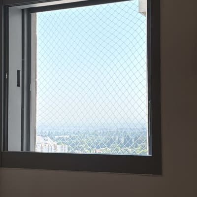 התקנת רשת הגנה שקופה על חלון נגד יונים