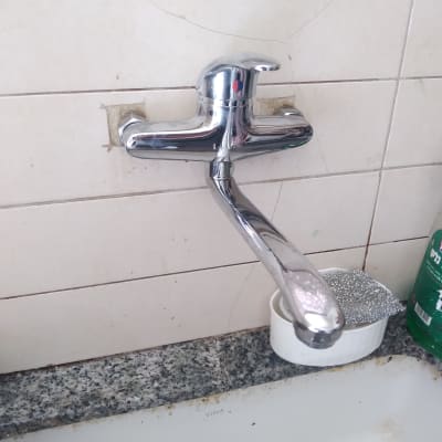 ברז כרום מותקן על קיר אריחים במטבח