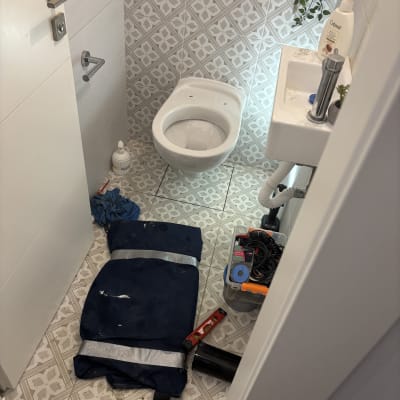 כלים סניטריים וכלי עבודה בחדר שירותים