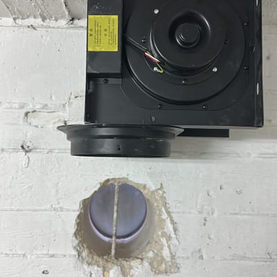 מאוורר תקרה עם חיווט חשמלי על קיר לבן