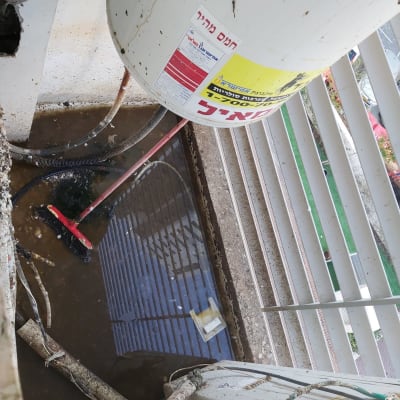 דוד שמש, צינורות ומברשת במרפסת מוצפת