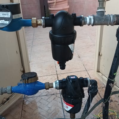 צנרת מים עם ברזים ומדי מים