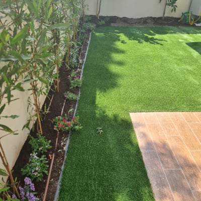 דשא סינתטי, צמחים ופרחים בגינה קטנה