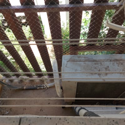 רשת מתכת על מזגן למניעת כניסת יונים