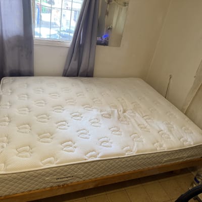 מזרן על מיטה עם שואב אבק בצד