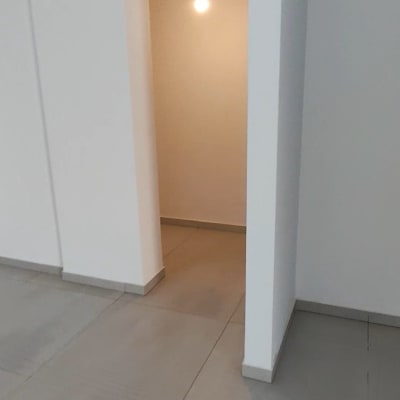 רצפה נקייה עם קיר ותאורה בפינה