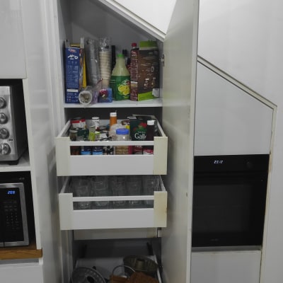 ארון מטבח עם מגירות פתוחות ומוצרים שונים