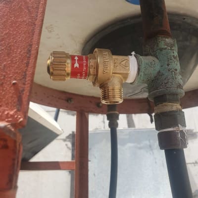 שסתום פליז מחובר לדוד שמש עם צינורות