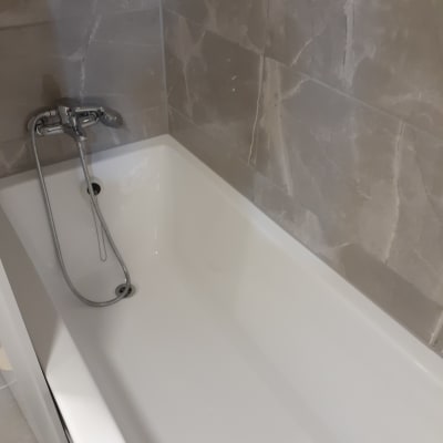 אמבטיה נקייה עם ברז ומקלחת יד