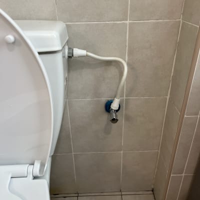 אסלה עם חיבור צינור מים