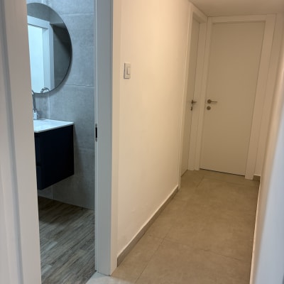 מסדרון נקי עם דלתות וחדר אמבטיה