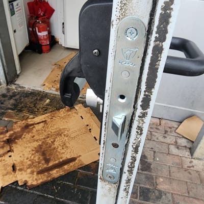 מנעול דלת מתכת עם ידית שחורה ובריח כסוף