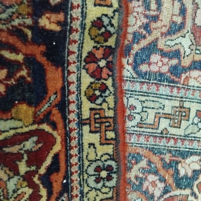 שטיח צבעוני עם דוגמאות פרחים וגיאומטריות