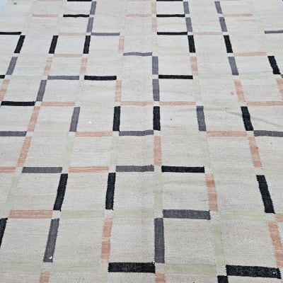 שטיח עם דוגמת ריבועים בצבעים שונים