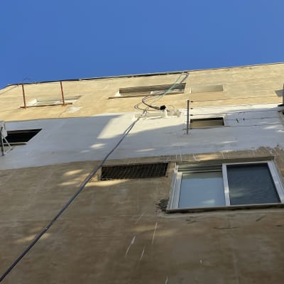 בניין עם חלונות ואיטום סביבם