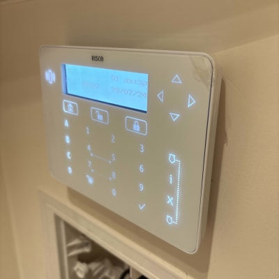 לוח מקשים של מערכת אבטחה עם תצוגה מוארת