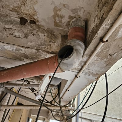 צינור דולף עם סימני רטיבות בתקרה