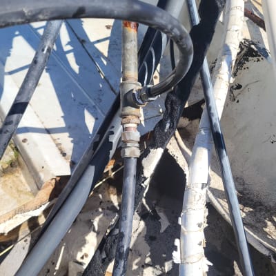 צינורות ומחברים על גג, קשור לתחום השמש