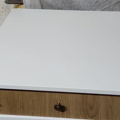 משטח שיש לבן על שידה מעץ