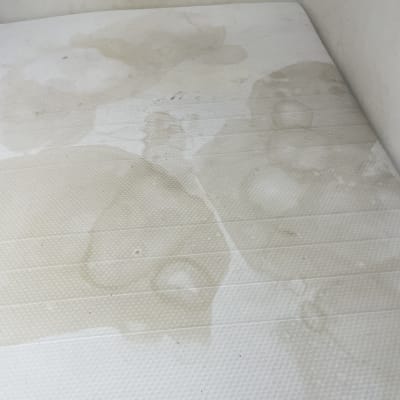 מזרן עם כתמים, מתאים לניקוי ספות