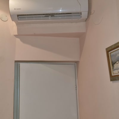 מזגן מותקן על קיר מעל דלת