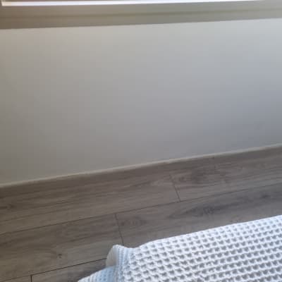 קיר צבוע ולמינציה חדשה על הרצפה