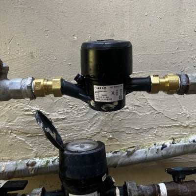 מד מים עם חיבורים וצינורות