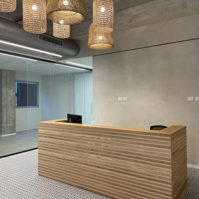 דלפק קבלה עם קירות צבועים ותאורה דקורטיבית