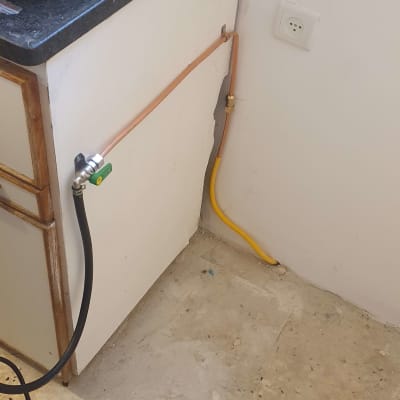 חיבור גז למכשיר במטבח עם צינור ונקודת גז