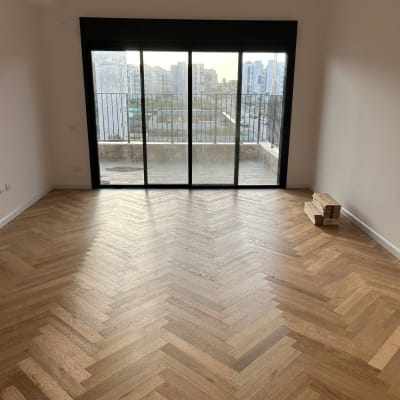 רצפת פרקט עץ בהתקנה בחדר מואר