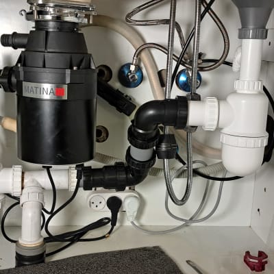 צנרת מתחת לכיור עם מסנן ומחברים