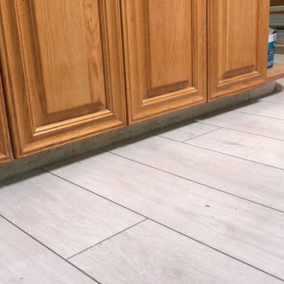 רצפת פרקט בהירה ליד ארון עץ