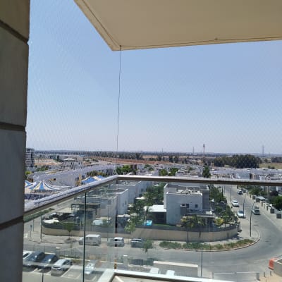 רשת יונים מותקנת במרפסת למניעת כניסת יונים