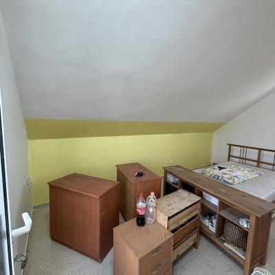 קיר צבוע בצבע צהוב עם רהיטים בחדר