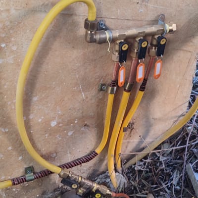 צינורות גז וכלים טכניים על הקרקע