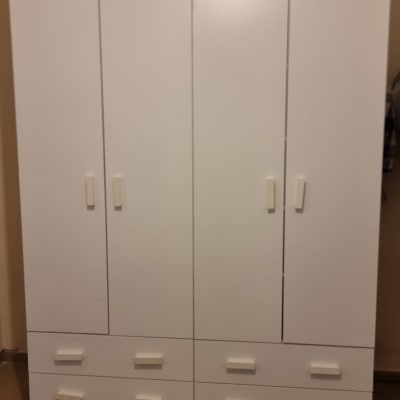 ארון לבן עם דלתות ומגירות, ידיות פלסטיק